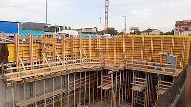Foto vom Transport der Wandschalungselemente auf einem Anhänger