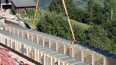 Beide Holzträger sind eingehoben