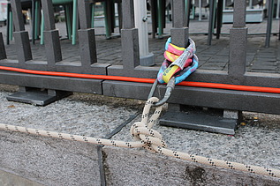 Ansicht von einen Knoten an einem Anschlagpunkt am Metallgeländer vom Holzsteg.
