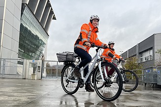 Mitarbeiterinnen mit den neuen Pool-Velos und E-Bikes Mitarbeiterinnen mit den neuen Velos und E-Bikes vor dem Hauptsitz in Schlieren