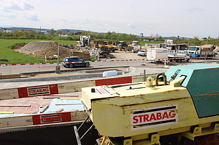 Foto von der Baustelle mit vielen Fahrzeugen von STRABAG