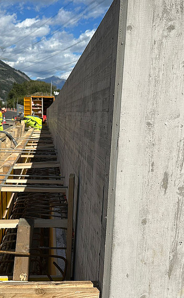 Nachaufnahme auf der Baustelle mit fertiger Mauer und Schalungselementen