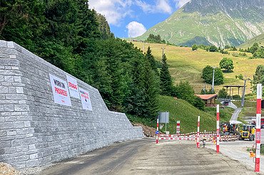 Bauarbeiten an der Oberalpstrasse - Ingenieurbau STRABAG Foto von STRABAG Strassenkorrektion in Dieni