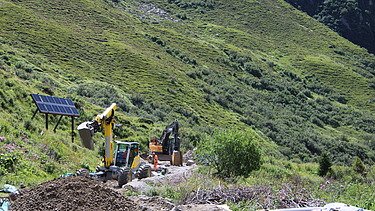 Ein Solartisch und Arbeiten im Gange