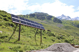 Installierter Solartisch auf der zukünfiten NalpSolar-Anlage