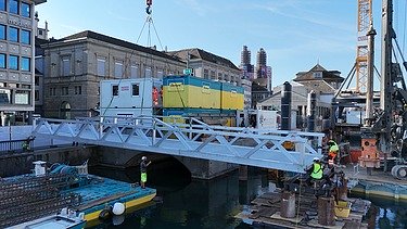 Die Baustelle am Morgen, zum Zeil noch im Schatten, mit Blick in Richtung Limmatquai