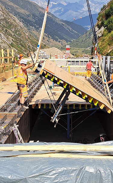 Aufnahme flach über die Baustelle mit Einhub eines Schalungselementes