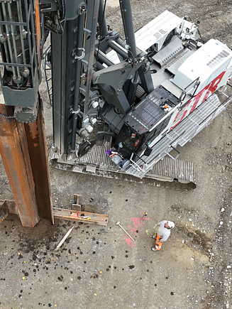 Draufsicht auf das Bohr- und Rammgerät LRB 23 während der Baugrubensicherung mit Spundwandbohlen
