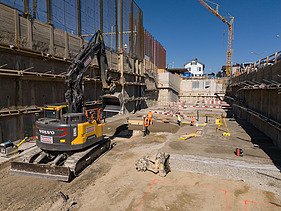 Rüschlikon Bahnhof Süd – STRABAG Tiefbau und Spezialtiefbau Bagger in der Baugrube unmittelbar zum Bahnhof Rüschlikon