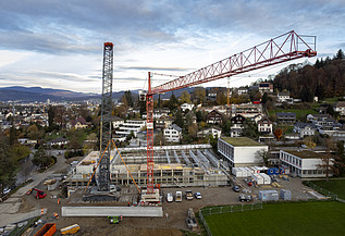 Bauarbeiten am Oberstufenzentrum Zofingen - STRABAG Hochbau Drohnenaufnahme mit Kran und Schulhaus-Rohbau
