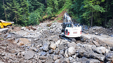 Bagger von STRABAG beim Abräumen von Geschiebe