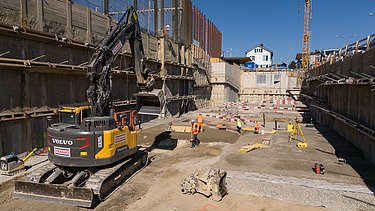 Rüschlikon Bahnhof Süd – STRABAG Tiefbau und Spezialtiefbau Bagger in der Baugrube unmittelbar zum Bahnhof Rüschlikon
