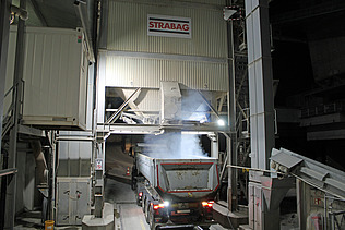 Lastwagen unten, oben Staub, der vom heissen Asphalt kommt