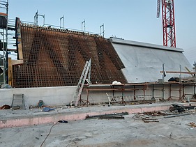Sonderschalung mit Amierung und teils fertigen Betonteilen