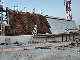 Sonderschalung mit Amierung und teils fertigen Betonteilen