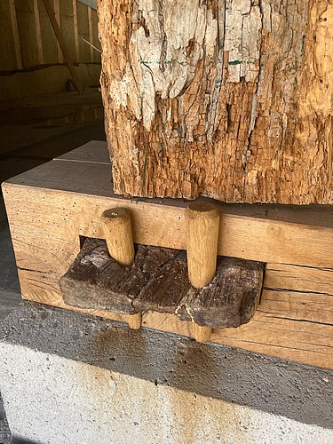 Eine verbindende Konstruktion aus altem und neuem Holz 