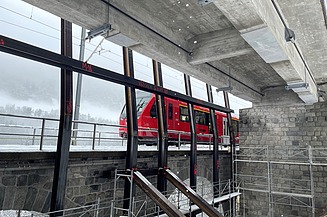 Rhätische Bahn - Punt Stalusa Rhätische Bahn fährt unter einer Brücke