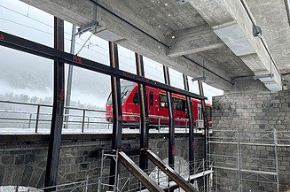 Rhätische Bahn - Punt Stalusa Rhätische Bahn fährt unter einer Brücke