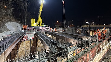 Stahlträger der neuen Schaffhauserstrassenbrücke im Hintergrund ein Mobilkran