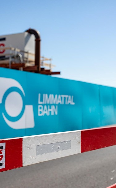 Bau der Limmattalbahn Dietikon - STRABAG Holzbau Wandschalungen Foto von Absperrung Limmattal Bahn mit STRABAG Absperrung vorne dran