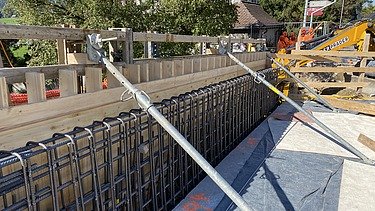 Foto von Überbauung der Kreuzung und Brücke mit Schalung