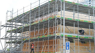 Neues Gemeindezentrum im Rohbau mit Baugerüst drumherum