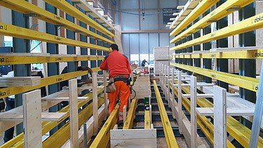 Vorbereitung der Schalung im Werkgelände