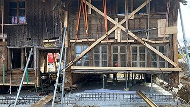 Abstützung, Seitenansicht - die Senkung des Gebäudes ist erkennbar, es steht schief
