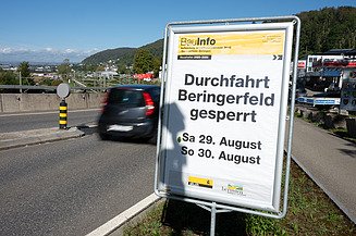 Durchfahrt gesperrt Hinweisschild vor einem Kreisverkehr. Mit Informationen bzgl. Umleitung