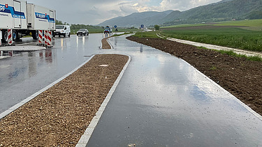 Foto von fertig asphaltierter Strasse in schwarz durch STRABAG Strassenabu