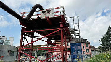 Foto von Grundwasserauffangbecken inkl. 10 Meter Gerüst mit STRABAG Logo 