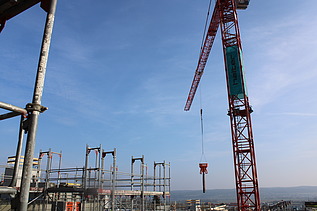 Foto von Rohbau der Wohnüberbauung mit Baustellengerüst und Kran