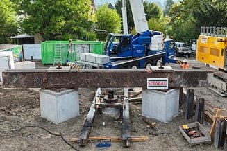 Prüfinstallation mit Ankerns, Druckzylinder und Querstahlträgern