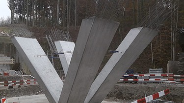 Fertige Pfeiler ohne Holzschalung aus Beton