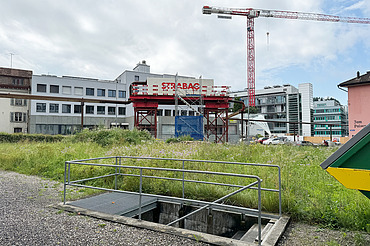 Foto von Grundwasserauffangbecken mit STRABAG Logo 