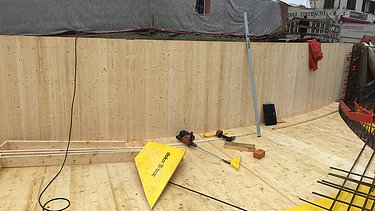 Teilansicht Baustelle mit Schalungselementen