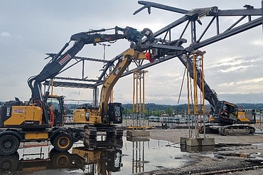Abbrucharbeiten Flughafen Zürich - STRABAG Tiefbau Foto von mehreren Baggern bei Abbrucharbeiten