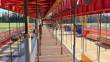 Detailaufnahme der Baustelle mit den Schalungselementen
