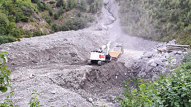 Schweres Gerät von STRABAG mitten im Geschiebe