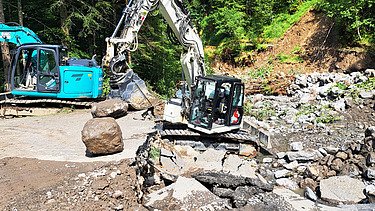 Bagger von STRABAG und weiteres Fahrzeug zum Abräumen von Geschiebe
