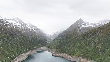 Berglandschaft von der Aussicht der Solarpanel ohne Bauwerke nur Berge und der Stausee