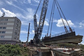 STRABAG hebt Brücke aus mit einem 750 Tonnen Fanger-Kran