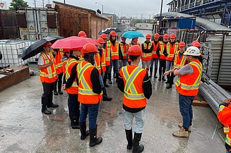STRABAG Tunnelbau in Toronto mit 46 ETH Studierenden 46 Studierende der ETH Zürich vor dem Tunnel in Toronto