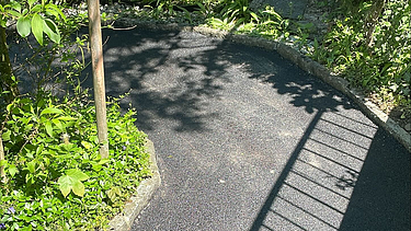 Nahaufnahme Kurve im Gartenweg
