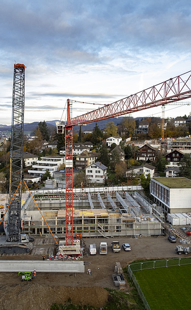 Bauarbeiten am Oberstufenzentrum Zofingen - STRABAG Hochbau Drohnenaufnahme mit Kran und Schulhaus-Rohbau