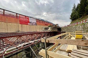 Foto von Holzgerüsten und Holzschalung auf der Punt Stalusa Brücke