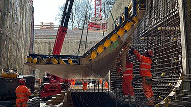 Aufnahme auf der Baustelle mit Schalungselement und Bauarbeitern