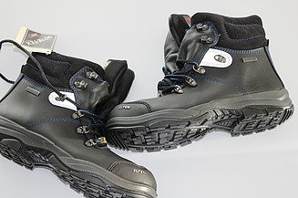 Schwarze Sicherheitsschuhe mit robuster Sohle für den Einsatz auf Baustellen.