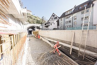 Perspektivisch in die Länge gezogene Ansicht der Baustelle