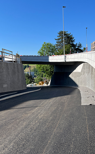 Foto von fertiger Überbauung der Kreuzung und Brücke